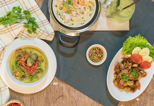 Mieszane tradycyjne tajskie jedzenie