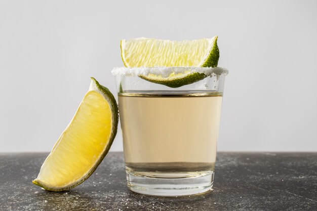 Mieszanka koktajli w szklankach z limonką i słonymi brzegami