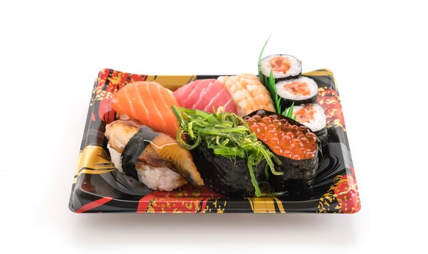 Mieszany zestaw sushi - japońskie jedzenie