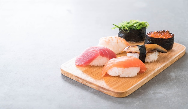 Mieszany zestaw sushi