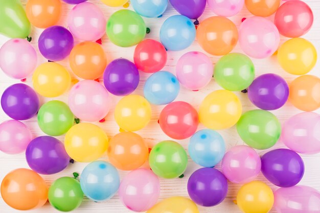Mieszkanie świeckich kompozycji urodzinowej z balonami
