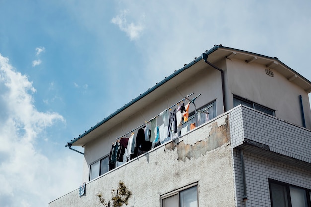 mieszkanie wiszące prane ubrania w Japonii