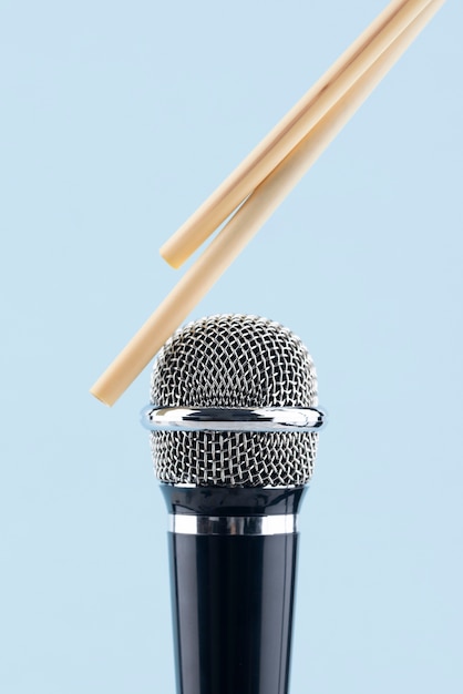 Bezpłatne zdjęcie mikrofon asmr z paluszkami chlebowymi do dźwięku