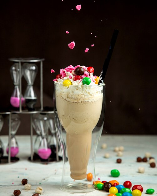Milkshake z kolorową czekoladą na stole