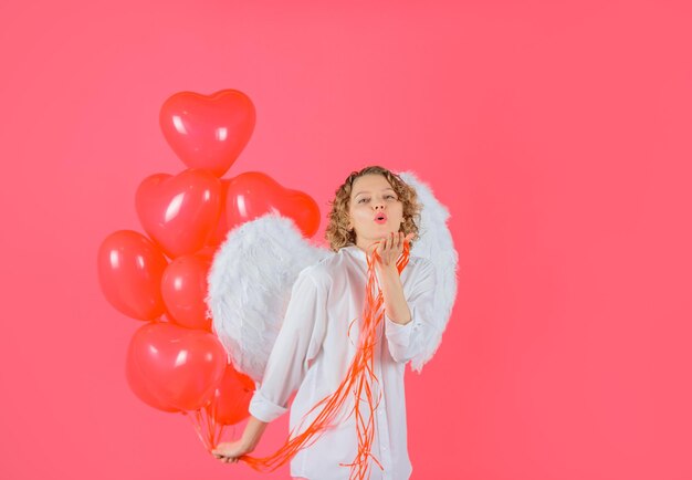 Miłość kobieta anioł z balonami w kształcie serca walentynki amorek anioł kobieta z balonami amorek w