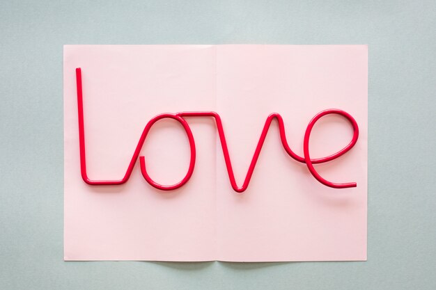 Miłość napis na lekkim papierze
