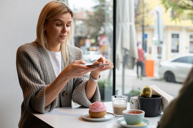 Bezpłatne zdjęcie miłośnik jedzenia robi zdjęcie muffinki