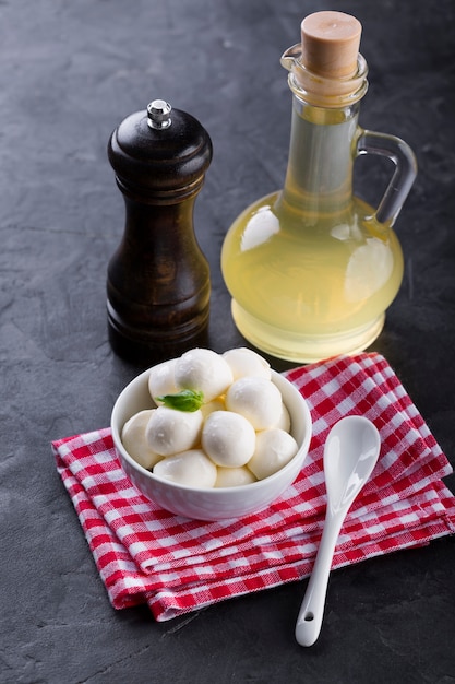 Mini Mozzarella W Misce Z Olejem