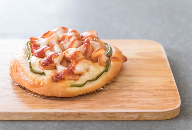 Mini pizza z kiełbasą