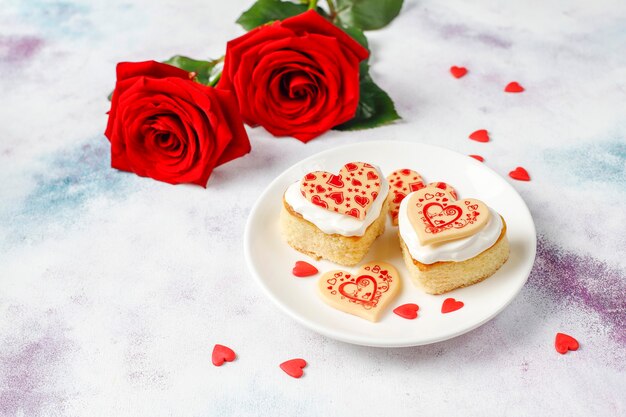 Mini torty w kształcie serca na Walentynki.
