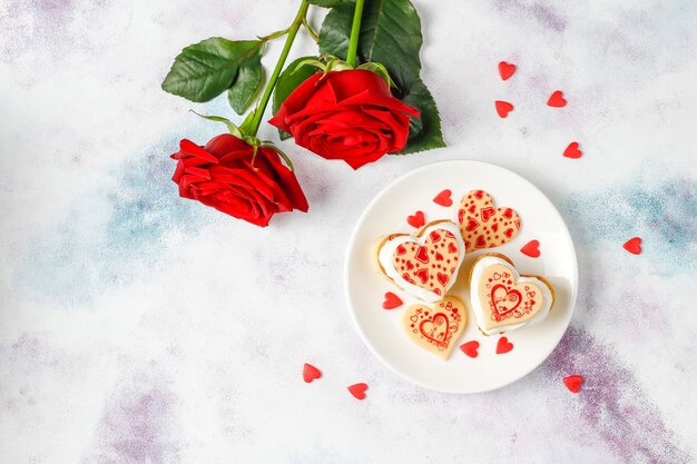 Mini torty w kształcie serca na Walentynki.