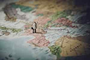 Bezpłatne zdjęcie miniaturowy biznesmen na mapie europy