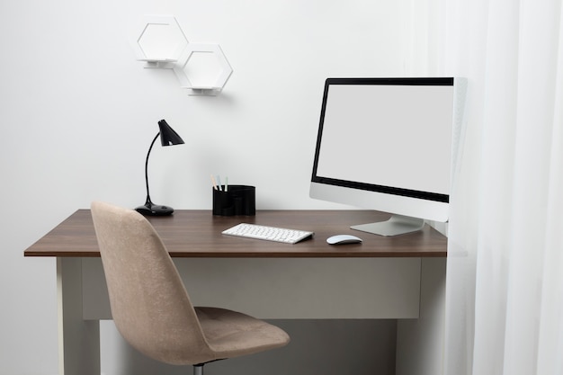 Minimalistyczna aranżacja biurka z lampą