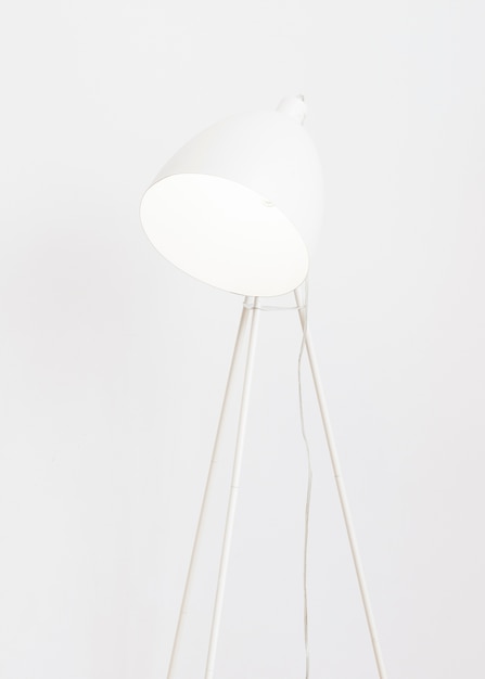 Bezpłatne zdjęcie minimalistyczna biała lampa podłogowa