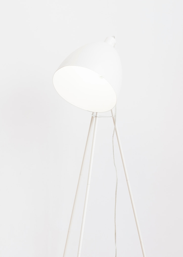 Bezpłatny plik Zdjęcie minimalistyczna biała lampa podłogowa