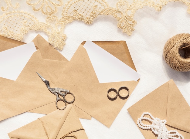 Bezpłatne zdjęcie minimalistyczna dekoracja ślubna z brązowymi kopertami