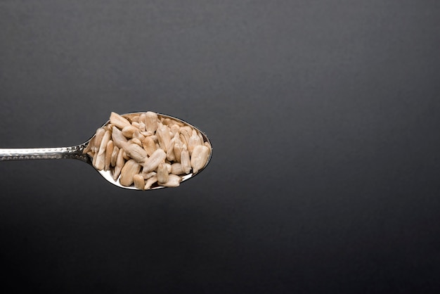 Bezpłatne zdjęcie minimalistyczna łyżka pełna nasion