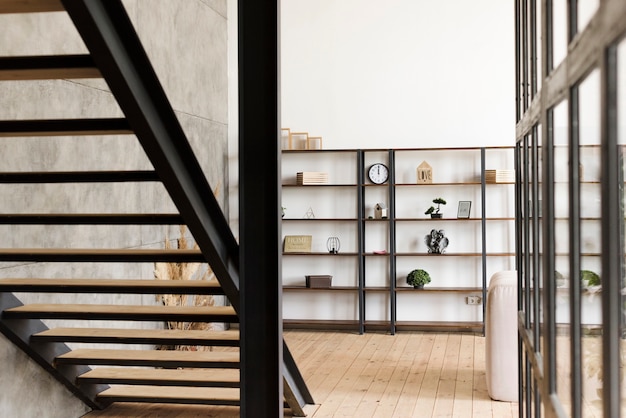 Minimalistyczna nowoczesna półka na książki i schody