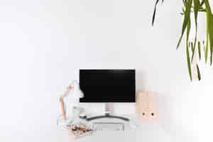 Bezpłatne zdjęcie minimalistyczne drewniane miejsce pracy z pustym monitorem