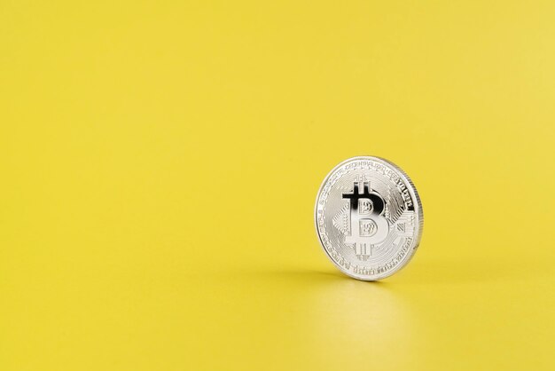 Minimalistyczny asortyment martwej natury z kryptowalutą