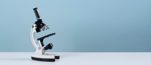 Minimalistyczny baner naukowy z mikroskopem