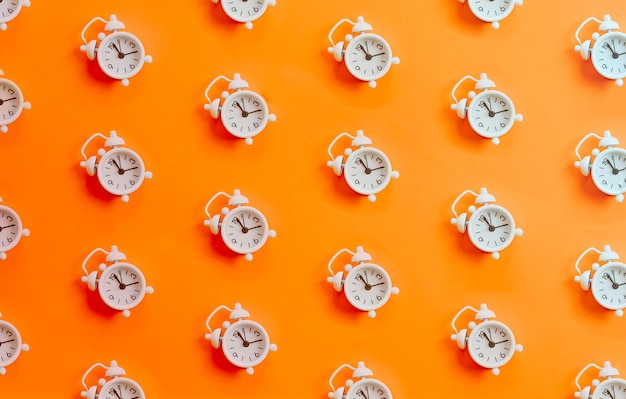 Minimalny tupot białego zegara na pomarańczowym jasnym tle, miejsce na kopię, minimalistyczny design, koncepcja oferty ograniczonej czasowo, licznik czasu reklam online, koncepcje czasu i zegara
