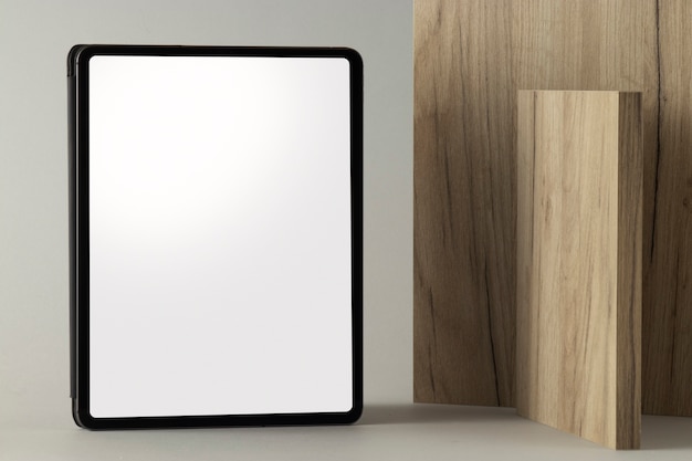 Bezpłatne zdjęcie minimalny wyświetlacz tabletu i drewniane tablice