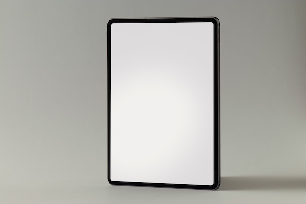 Bezpłatne zdjęcie minimalny wyświetlacz tabletu w studio