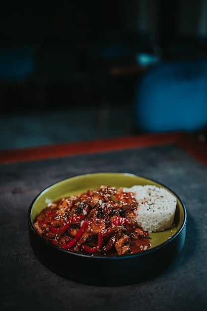 Bezpłatne zdjęcie miska kurczaka teriyaki z sosem i ryżem