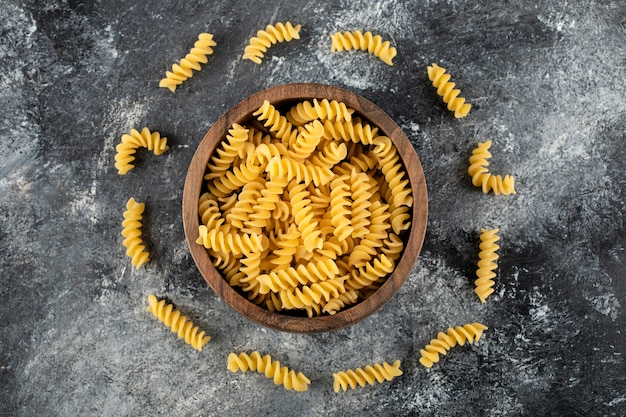 Miska makaronu fusilli na powierzchni marmuru