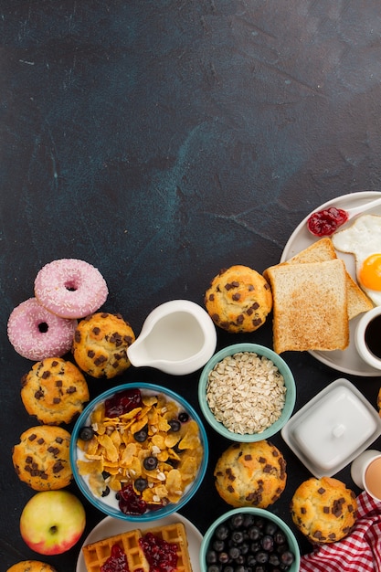 Bezpłatne zdjęcie miska muesli na pyszne śniadanie