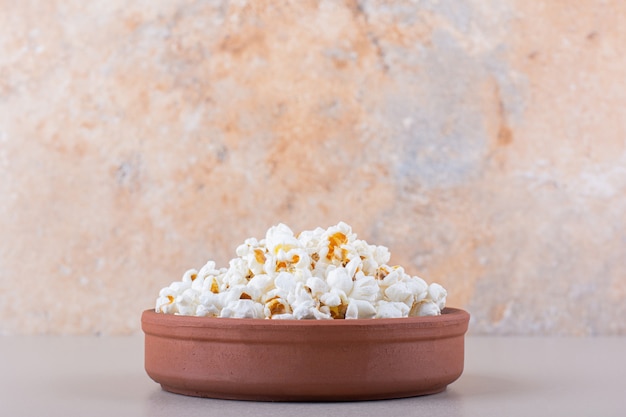 Miska solonego popcornu na wieczór filmowy na białym tle. Zdjęcie wysokiej jakości