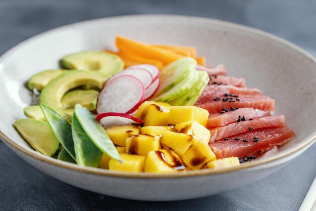 Miska zdrowego surowego tuńczyka z warzywami podawana na talerzu Zbliżenie