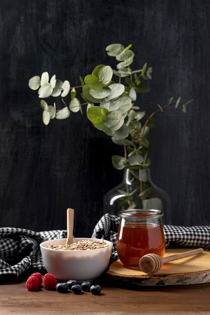 Miska ze zbożami muesli i jogurtem