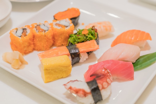 Bezpłatne zdjęcie mix zestaw sushi