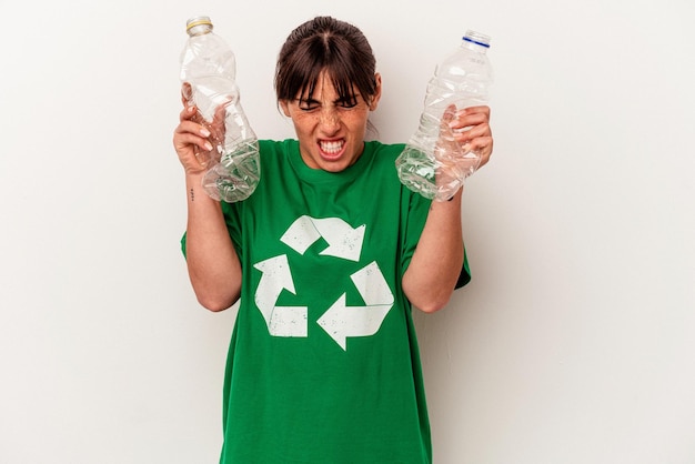 Młoda argentyńska kobieta z recyklingu plastiku na białym tle