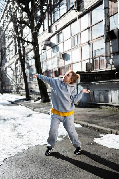 Młoda artystka tańcząca w opuszczonym budynku