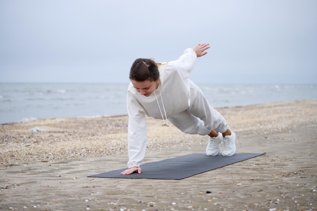 Młoda Atleta Robi Poranne ćwiczenia Na Plaży Zdjęcia Wysokiej Jakości