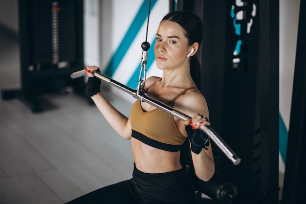 Bezpłatne zdjęcie młoda atrakcyjna kobieta ćwiczy przy gym