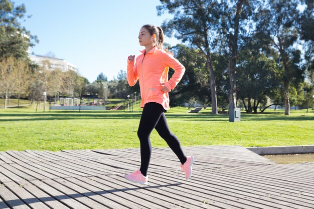 Młoda atrakcyjna kobieta jogging w parku miejskim
