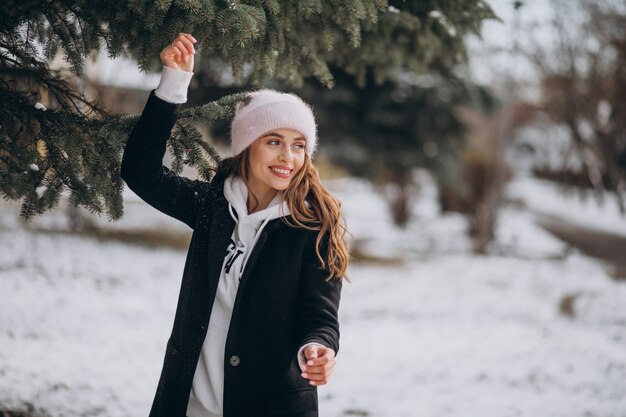 Młoda atrakcyjna kobieta w winter park w ładny kapelusz