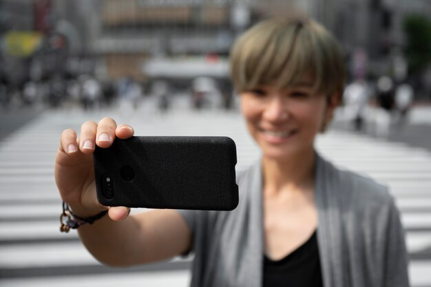 Młoda azjatycka kobieta robi selfie