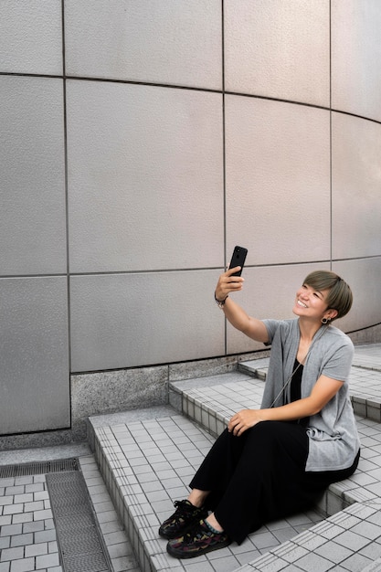 Bezpłatne zdjęcie młoda azjatycka kobieta robi selfie