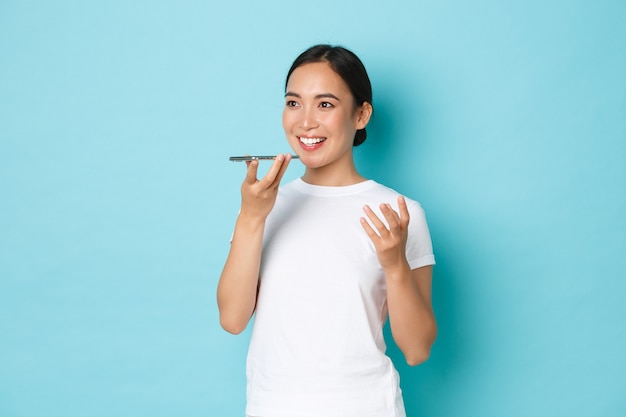 Młoda Azjatycka kobieta ubrana na co dzień T-shirt pozowanie