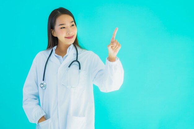 młoda azjatykcia kobiety lekarka z stetoskopem