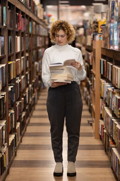 Młoda bibliotekarka organizująca książki