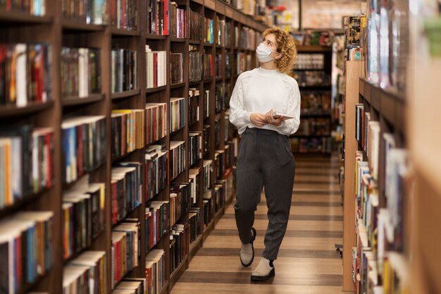 Młoda bibliotekarka organizująca książki