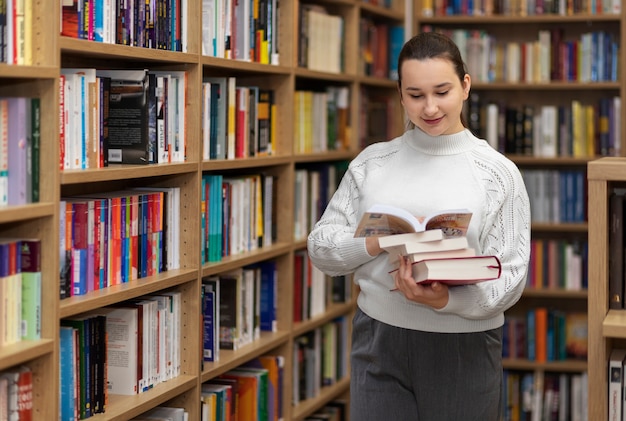 Młoda bibliotekarka organizująca książki