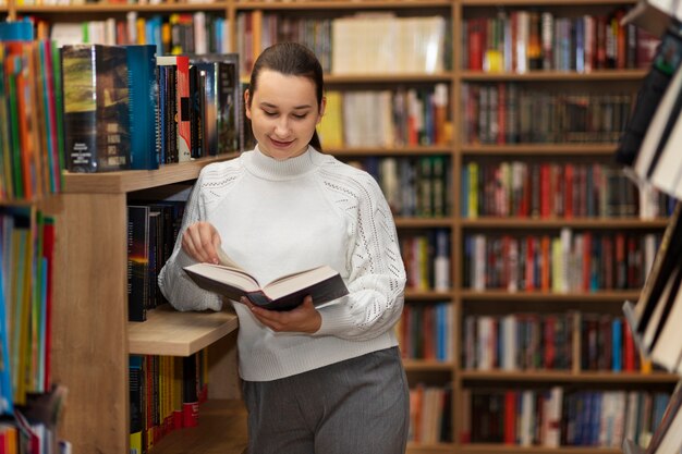 Młoda bibliotekarka organizująca książki