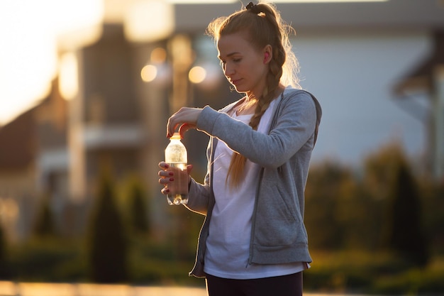 Młoda biegaczka, sportowiec podczas joggingu na ulicy miasta w słońcu